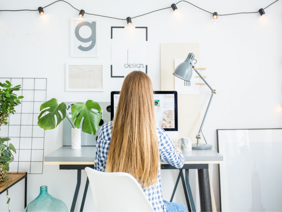 person-with-long-curly-hair-PZ99QM2@2x87h-min